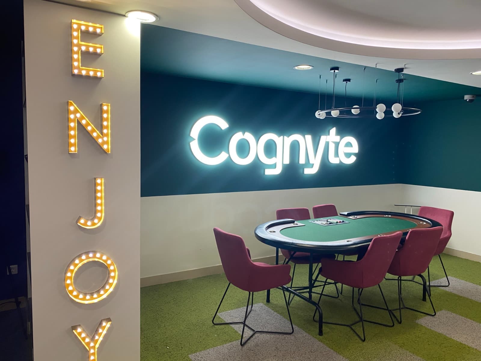 Cognyte - Светещи обемни букви, интериорен брандинг