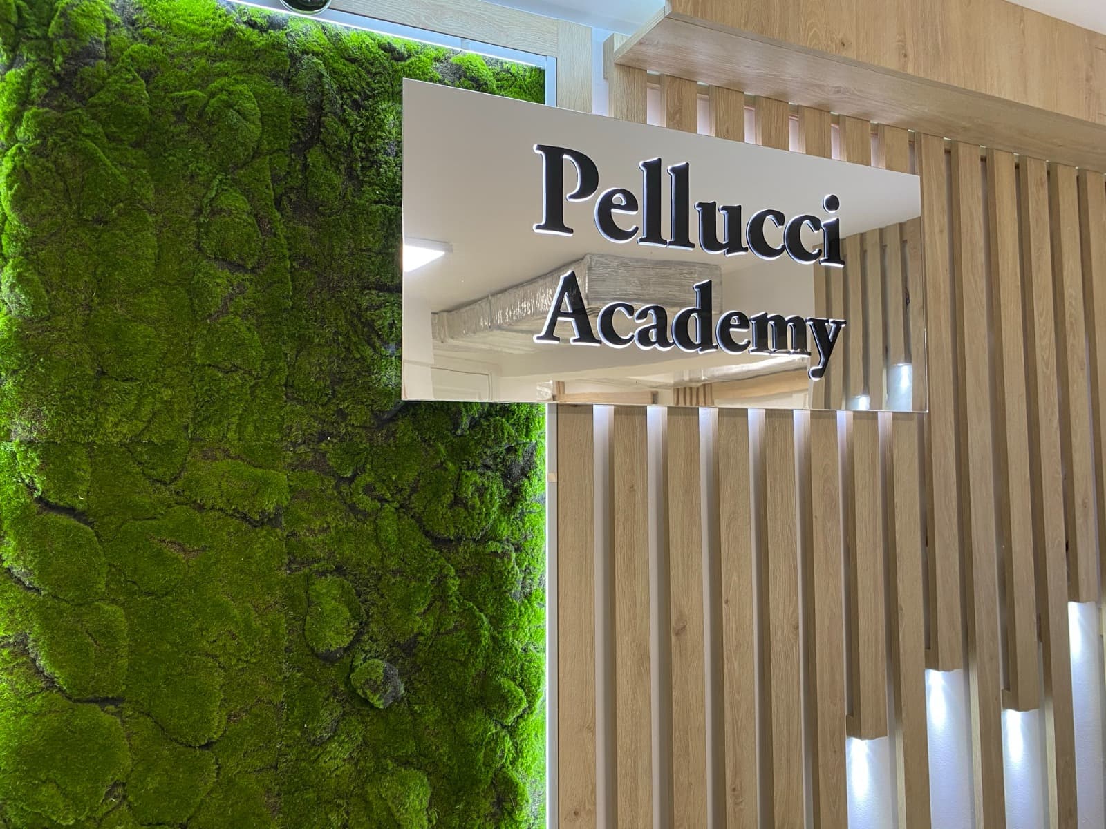 Pellucci Фризьорски Салон & Академия - Интериорен брандинг