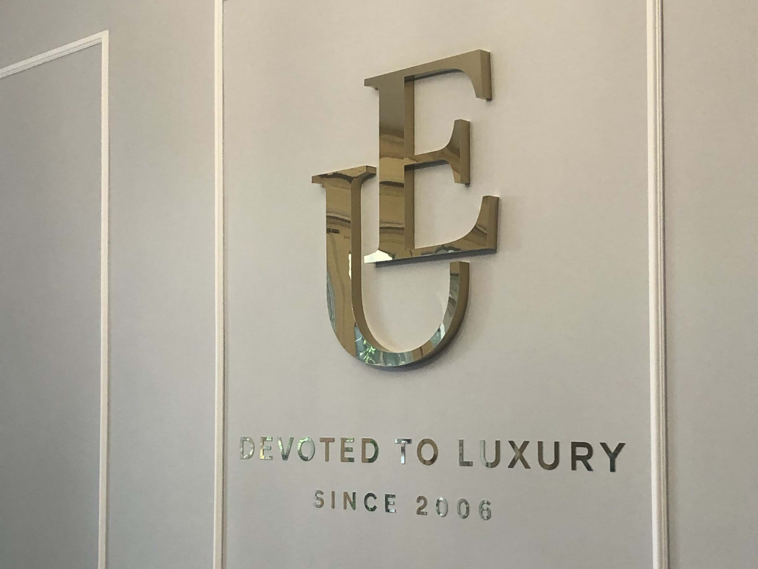 Unique Estates - Инокс надписи