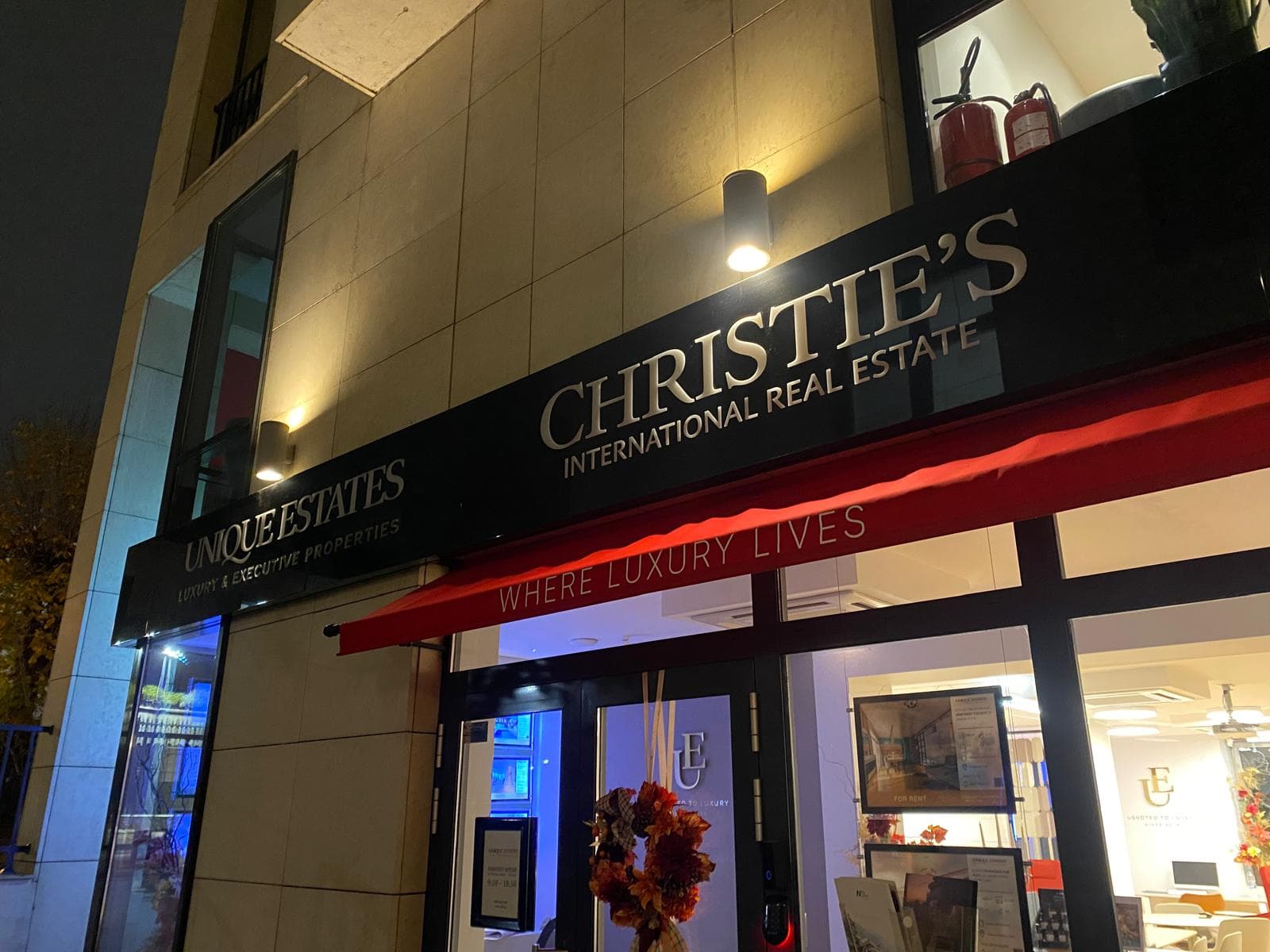 Unique Estates | Christie's - Светеща табела за офис